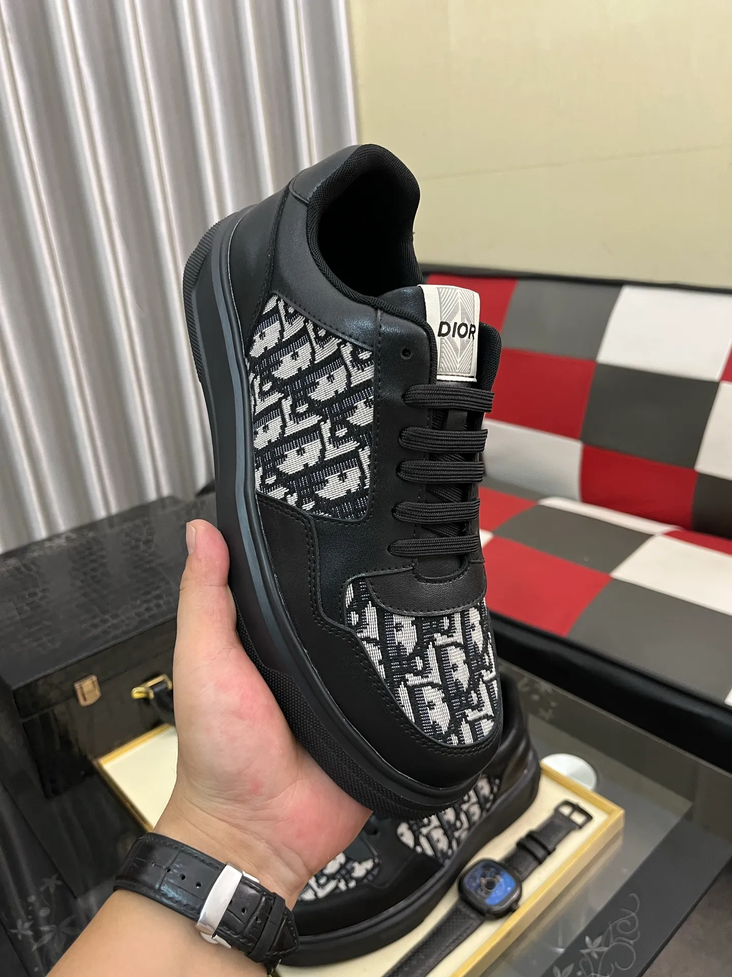 Men's men's shoes 💰420⌚️⌚️Dior unique modern style sneakers. Counter purchasing 🏃casual leather shoes😍😍 original cowhide leather imported from Italy (refuses to discolor and grind feet) soles: original soles specially provided by the original factory, super cool 😍breathable when walking 👍 style design ⚠️ super comfortable and wear-resistant original soles. Just like shooting the real thing 🎬The real thing is better Code number: 38-442️⃣Colors available